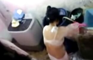 یک دوربین مخفی کونهای سفید در اتاق خواب پانسمان یک دختر جوان را نشان داد